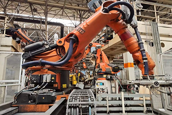 KUKA工業(yè)機器人搬運